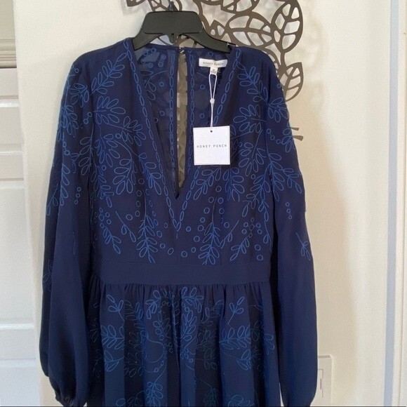 Honey Punch Coastal Vibes Embroidered Romper M NWT - Picture 4 of 14